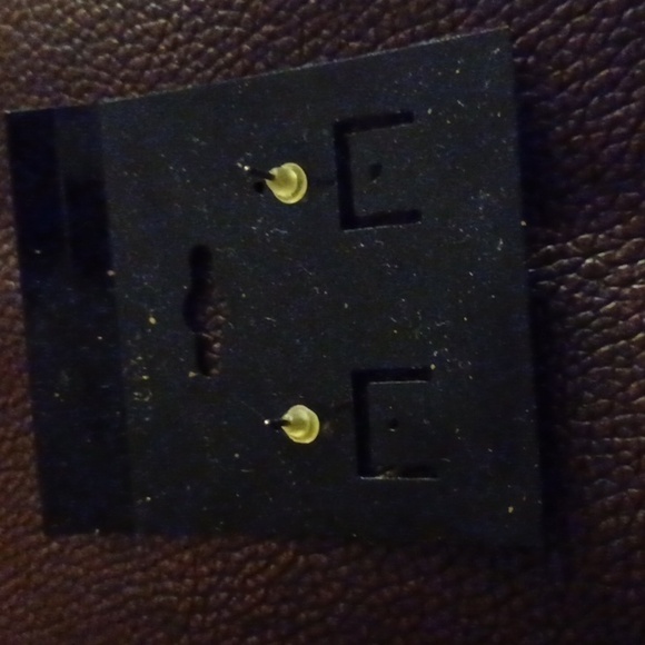 ❤️3/$10❤️ NWOT Pad Lock Earrings - Picture 3 of 3